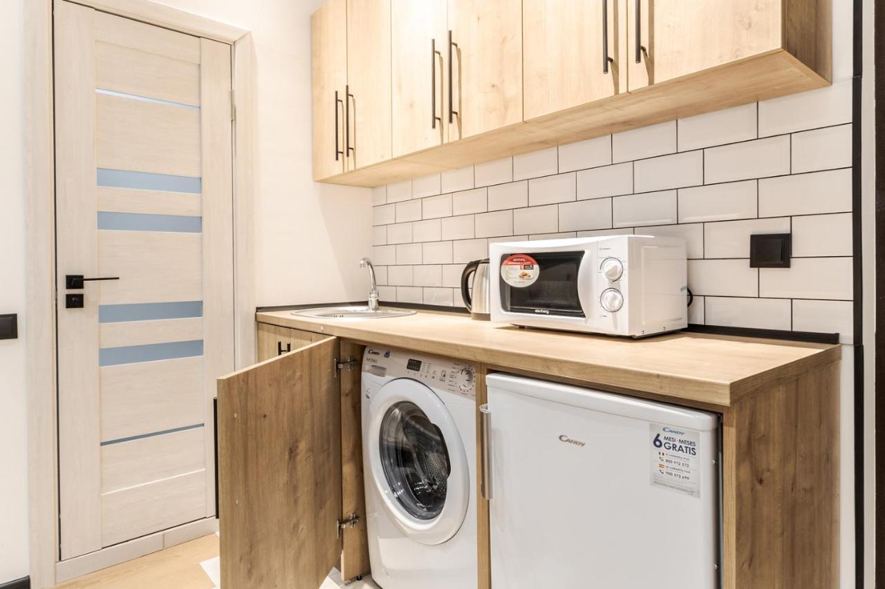 Modern Apartment In The Old City リヴィウ エクステリア 写真