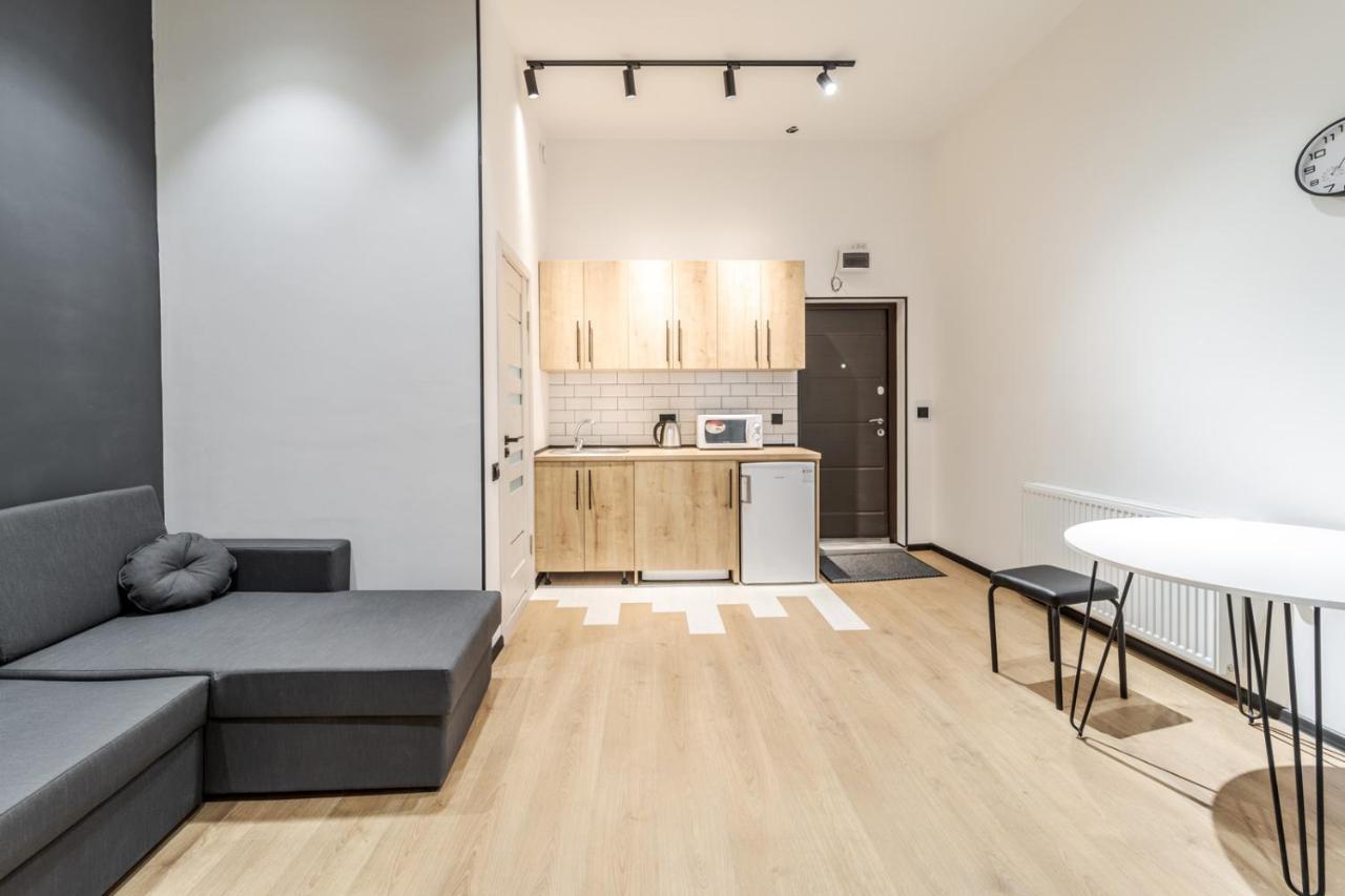Modern Apartment In The Old City リヴィウ エクステリア 写真