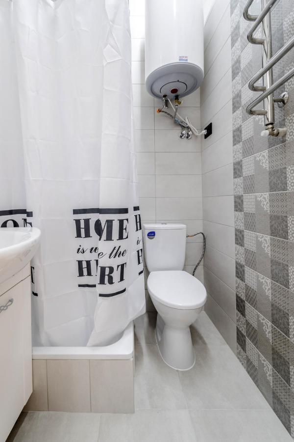 Modern Apartment In The Old City リヴィウ エクステリア 写真