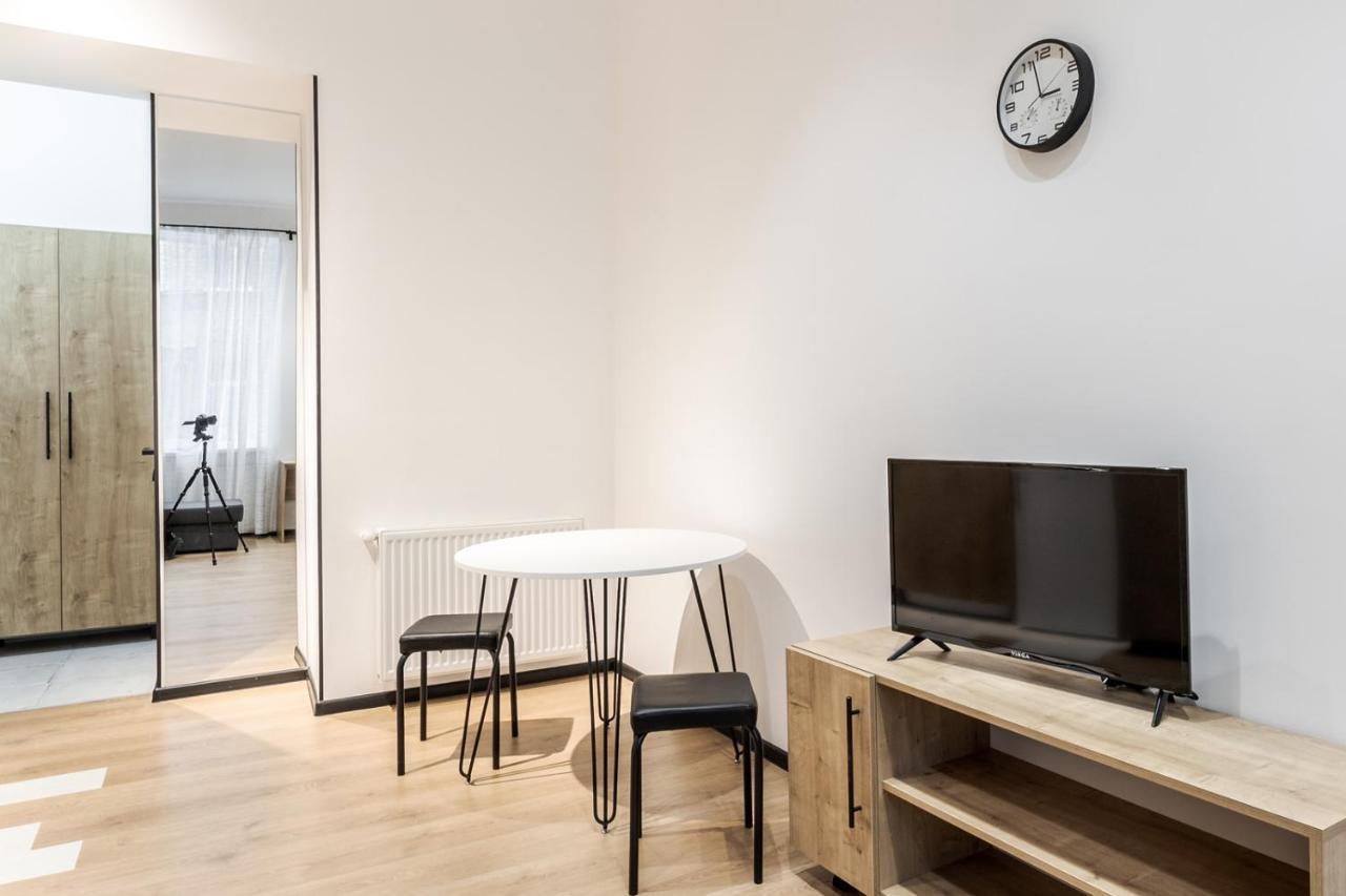 Modern Apartment In The Old City リヴィウ エクステリア 写真