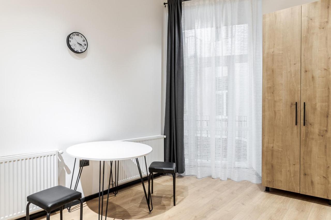 Modern Apartment In The Old City リヴィウ エクステリア 写真