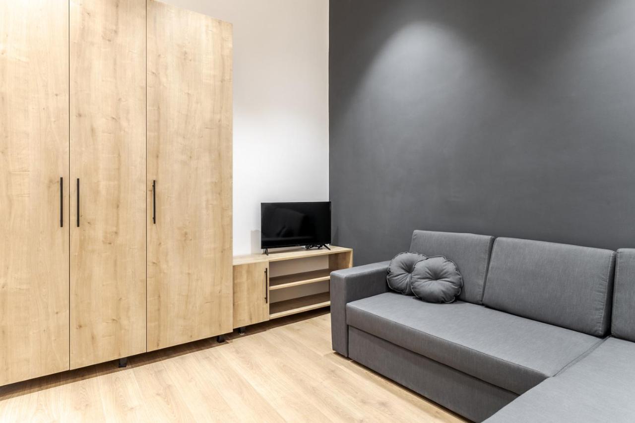 Modern Apartment In The Old City リヴィウ エクステリア 写真