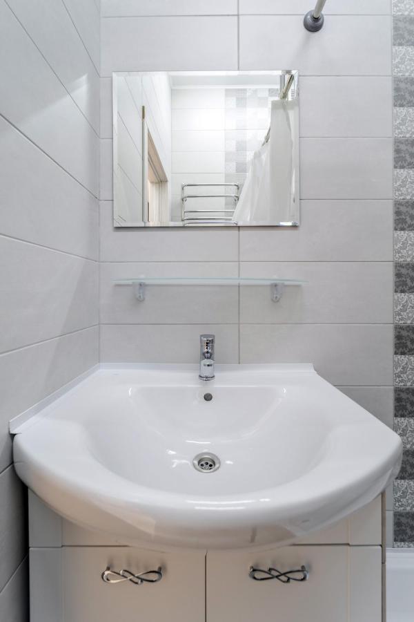 Modern Apartment In The Old City リヴィウ エクステリア 写真