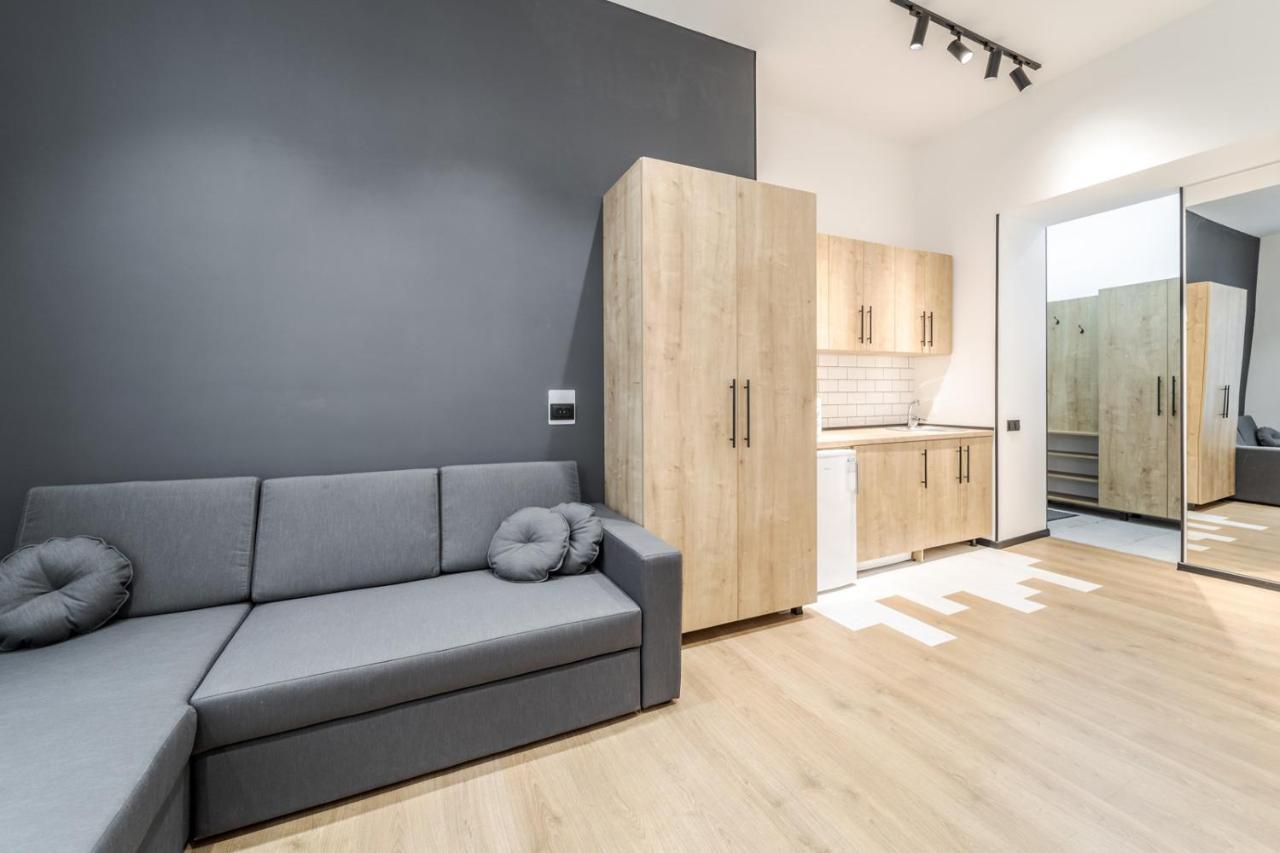 Modern Apartment In The Old City リヴィウ エクステリア 写真
