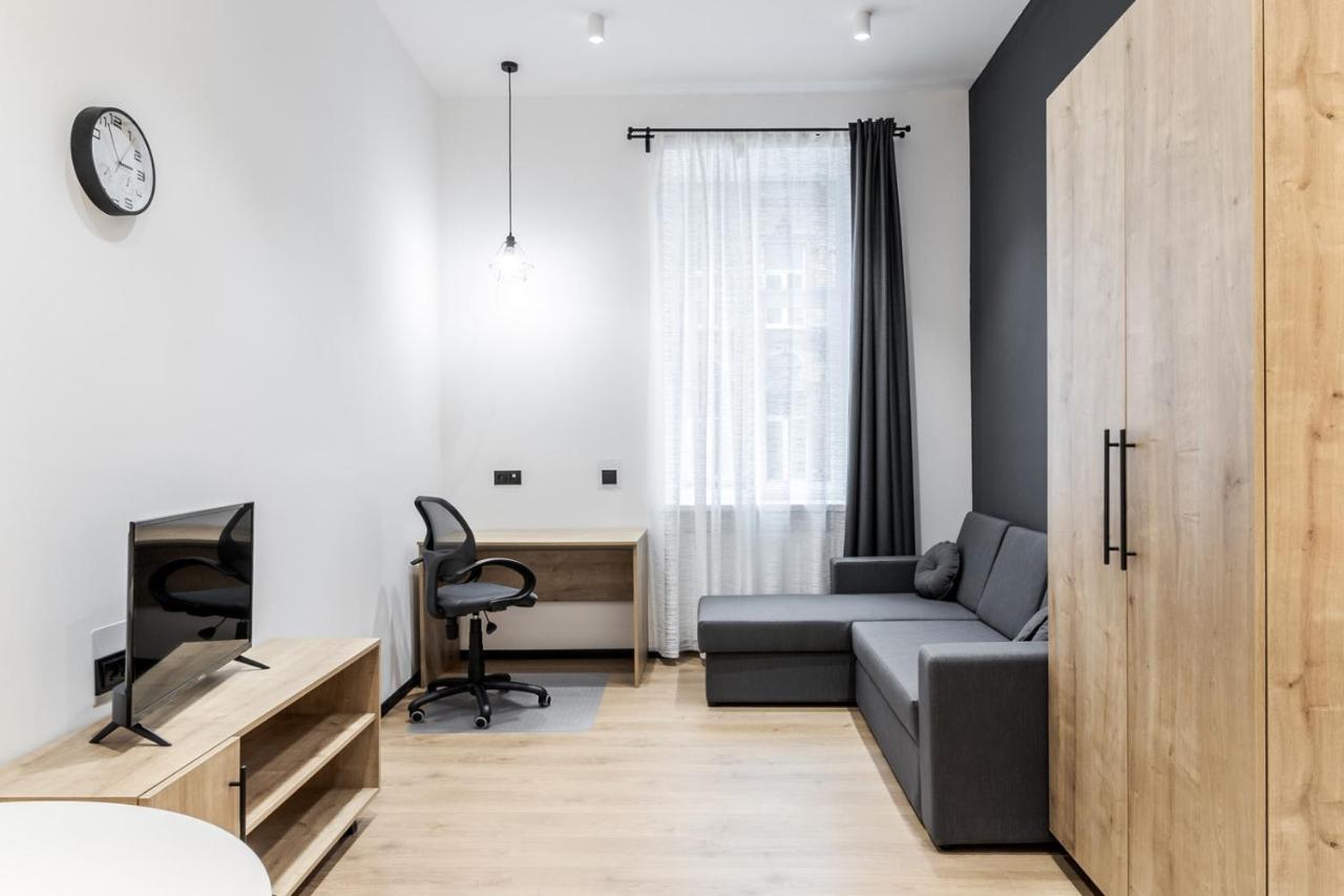 Modern Apartment In The Old City リヴィウ エクステリア 写真