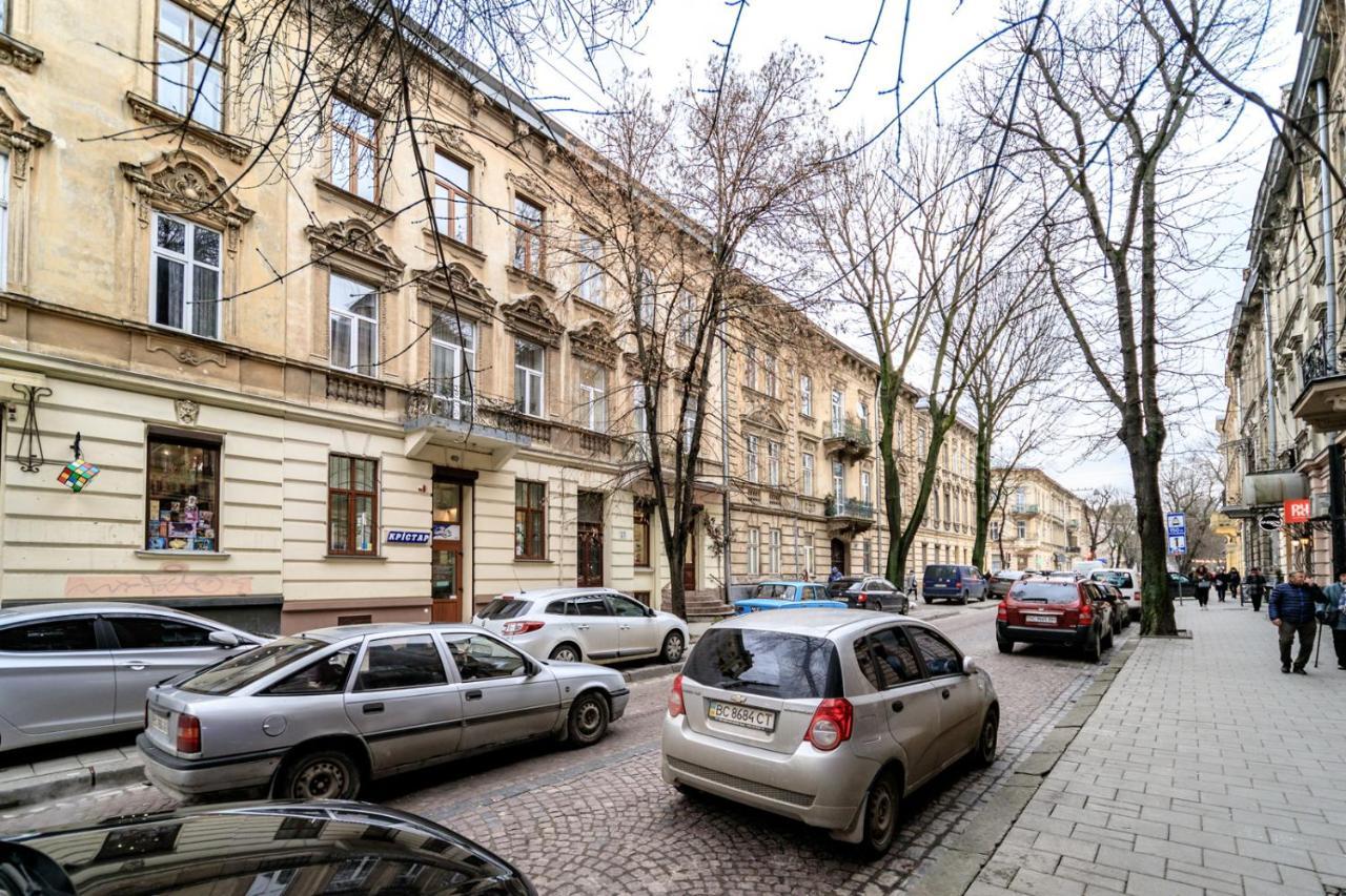 Modern Apartment In The Old City リヴィウ エクステリア 写真