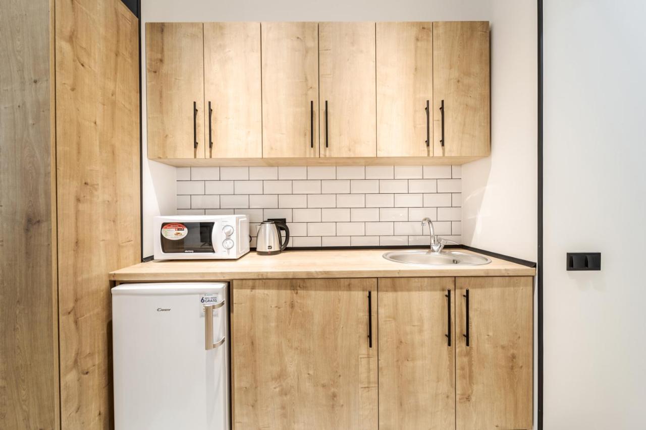 Modern Apartment In The Old City リヴィウ エクステリア 写真