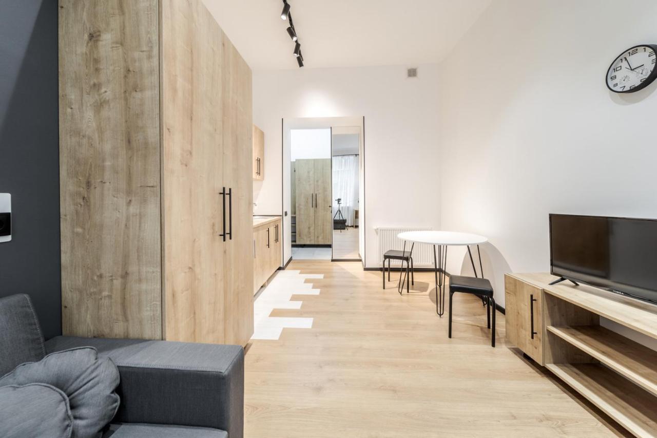 Modern Apartment In The Old City リヴィウ エクステリア 写真