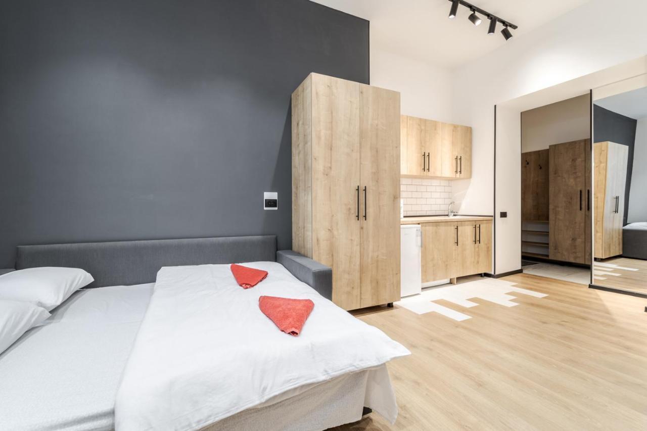 Modern Apartment In The Old City リヴィウ エクステリア 写真