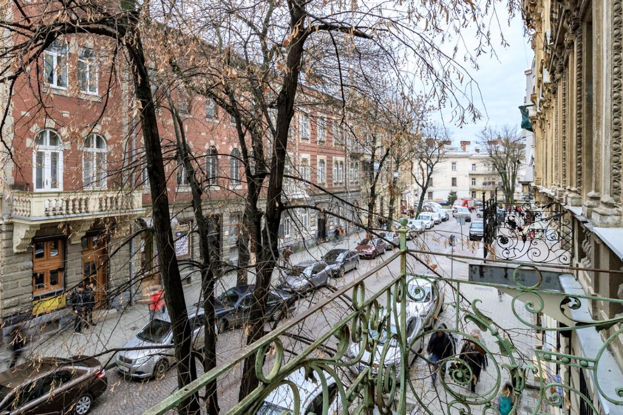 Modern Apartment In The Old City リヴィウ エクステリア 写真