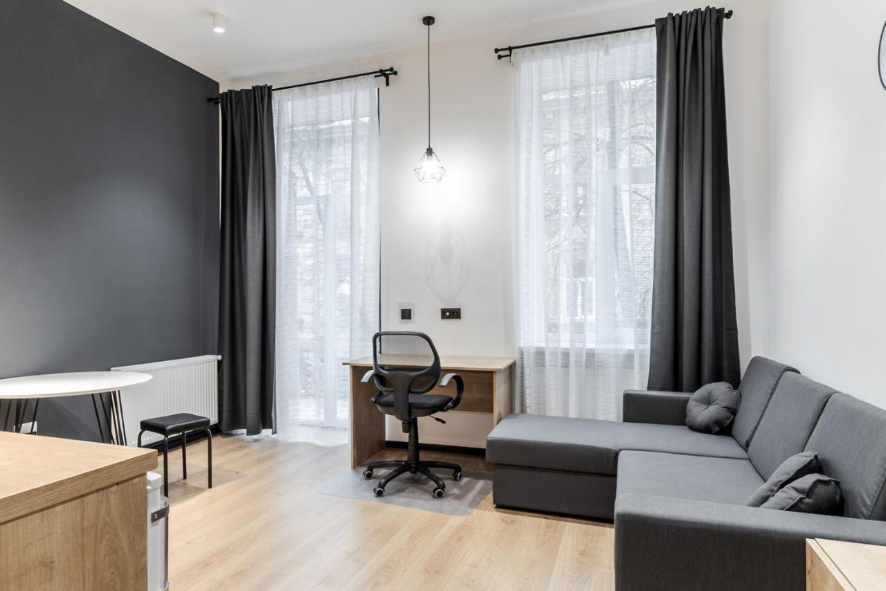 Modern Apartment In The Old City リヴィウ エクステリア 写真