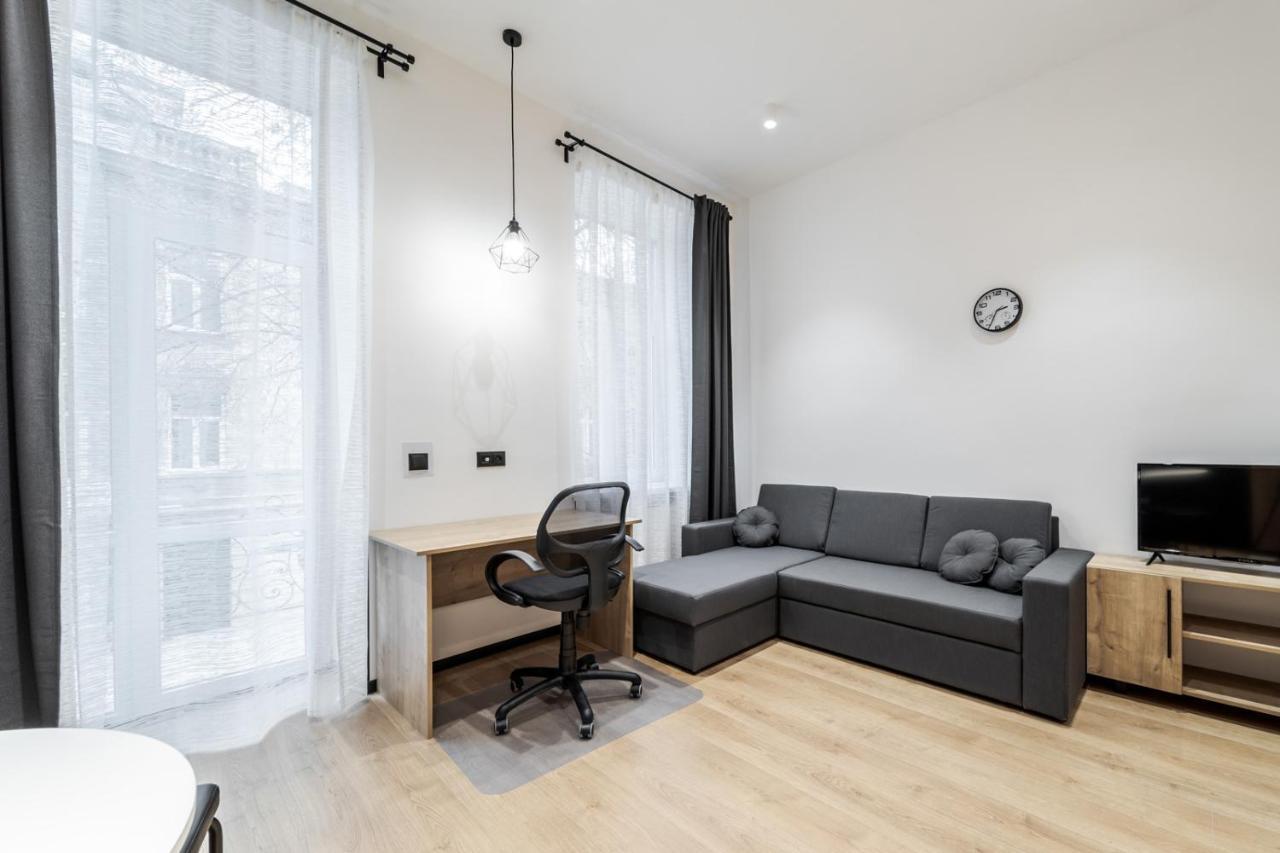 Modern Apartment In The Old City リヴィウ エクステリア 写真