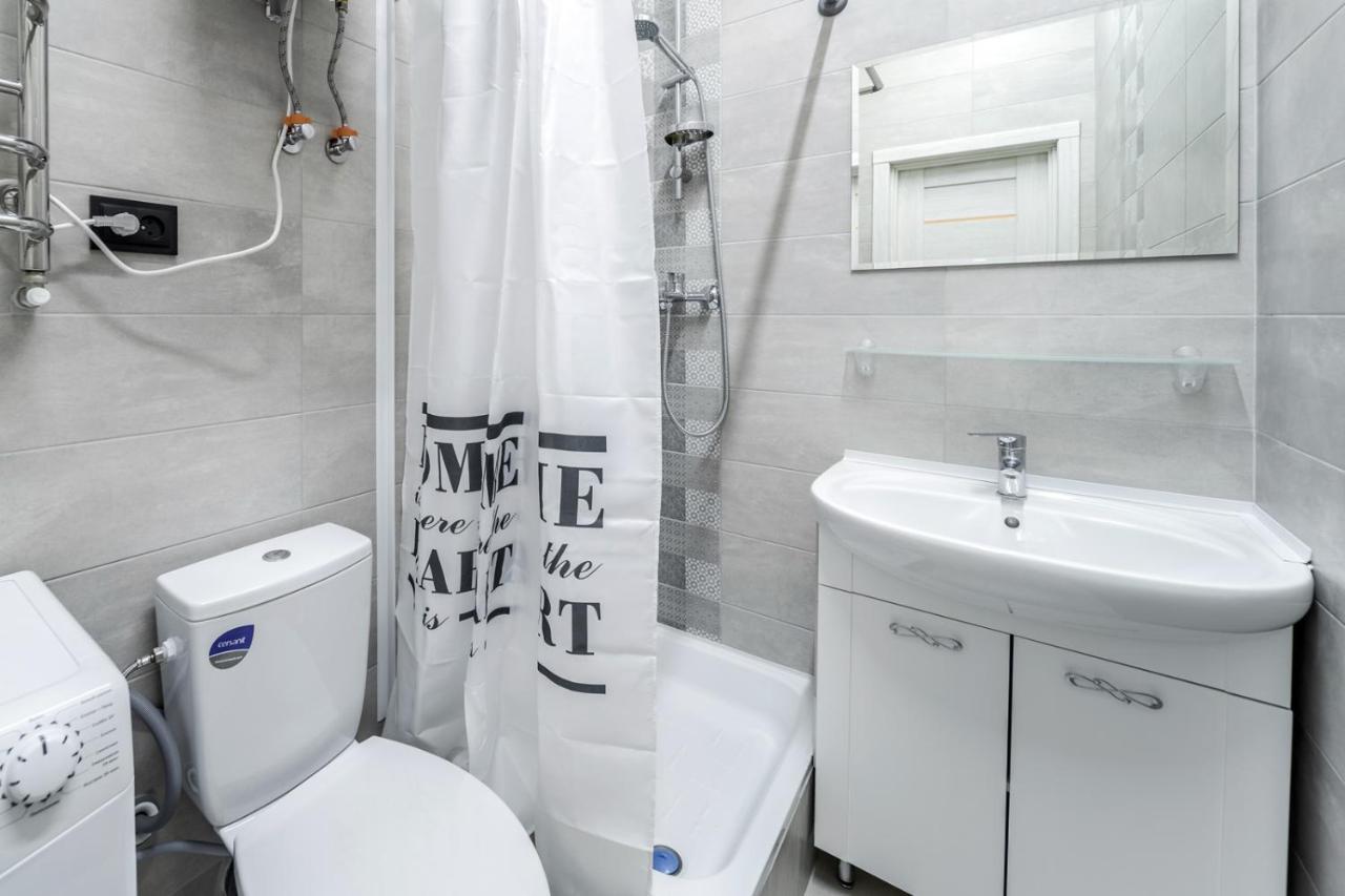 Modern Apartment In The Old City リヴィウ エクステリア 写真