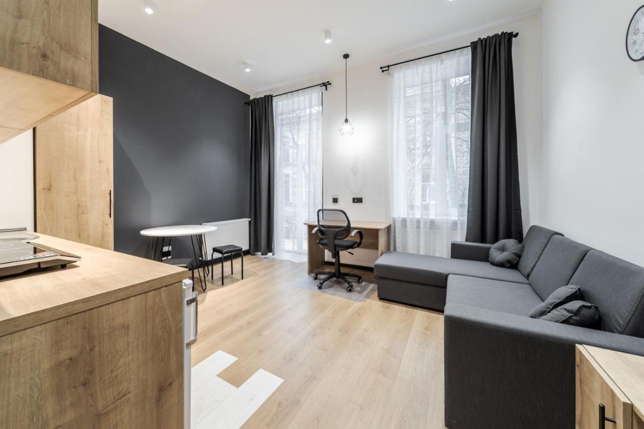Modern Apartment In The Old City リヴィウ エクステリア 写真