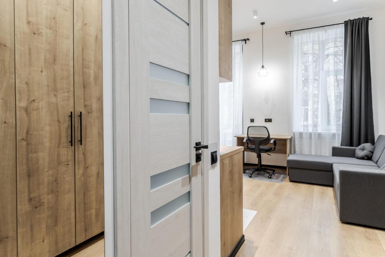 Modern Apartment In The Old City リヴィウ エクステリア 写真